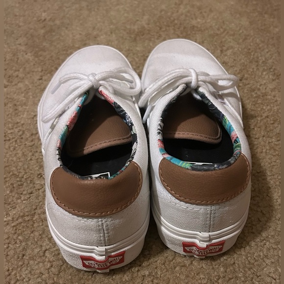 Men’s 6 1/2 and Women’s 8 Vans - Picture 3 of 5